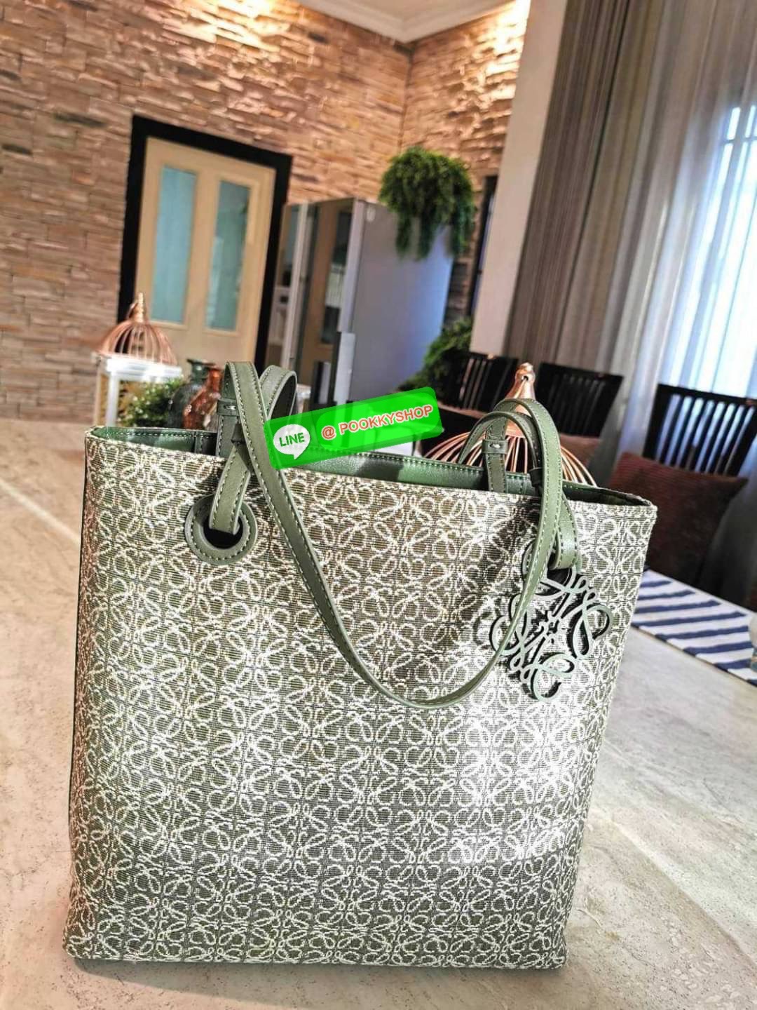 ✴️NEW ARRIVAL!✴️LOEWE ANAGRAM TOTE BAG VIP GIFT WITH PURCHASE GWP พรีเมี่ยมกิ๊ฟ Limited จาก LOEWE PERFUME DUTYFREE ไอเท็มใหม่! ดีไซน์สวยคงเอกลักษณ์ด้วยวัสดุ Anagram Canvas Jacquard Fabric ผสมผสานหนังแท้ Calfskin ลงตัวสุดคลาสสิค ขนาดกำลังดี น