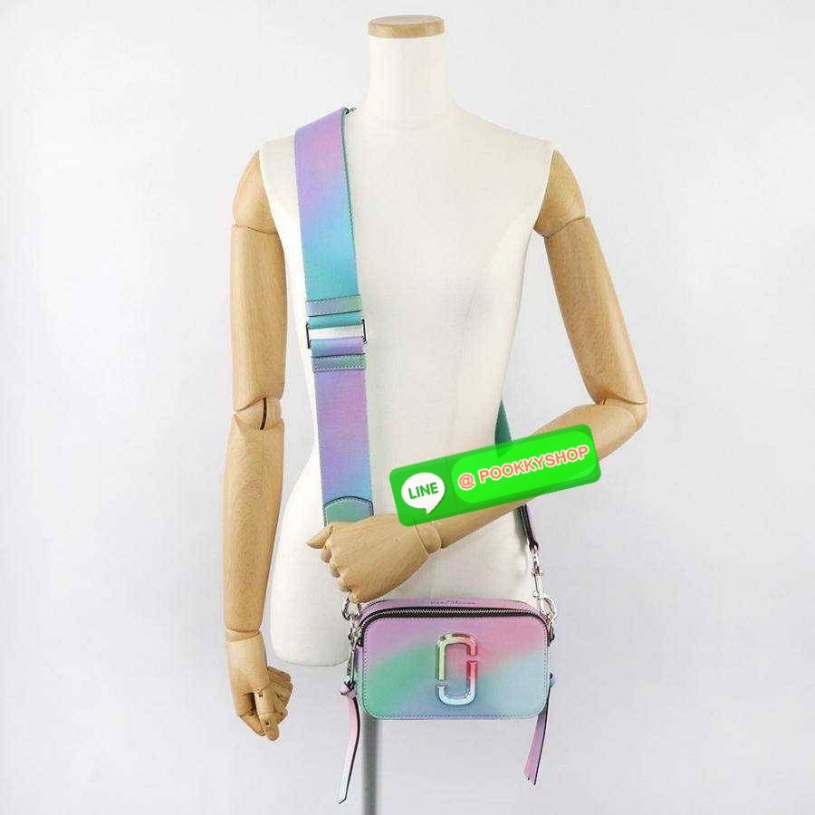 MARC JACOBS THE SNAPSHOT AIRBRUSH BAG สายหวานต้องมีแล้ว! ไอเท็มยอดฮิตที่โดดเด่นเป็นเอกลักษณ์ กับกระเป๋าสะพายข้างสุดปัง ลวดลายเพ้นท์สไตล์แอร์บรัช สวยละมุน เรียกได้ว่าไม่ซ้ำใคร!! วัสดุหนังวัว สวยอยู่ทรง เปิด-ปิดกระเป๋าด้วยซิป มีซิปหลัก 2 ช่อง แบ่งสัดส่วนไว้