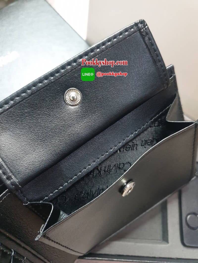 Calvin Klein Short Wallet with Key Set กระเป๋าสตางค์ใบสั้น Set สุดคุ้ม ซื้อ 1 ได้ถึง 2 : กระเป๋าสตางค์+พวงกุญแจ กระเป๋าสตางค์ใบสั้นแบบพับหนังวัวแท้ มาพร้อมพวงกุญแจ กระเป๋ามีน้ำหนักเบา ประดับโลโก้ด้านหน้ามุมขวาล่างปั้มนูน ภายในมีช่องใส่บัตร ใส่ธนบัตร ใส่เห