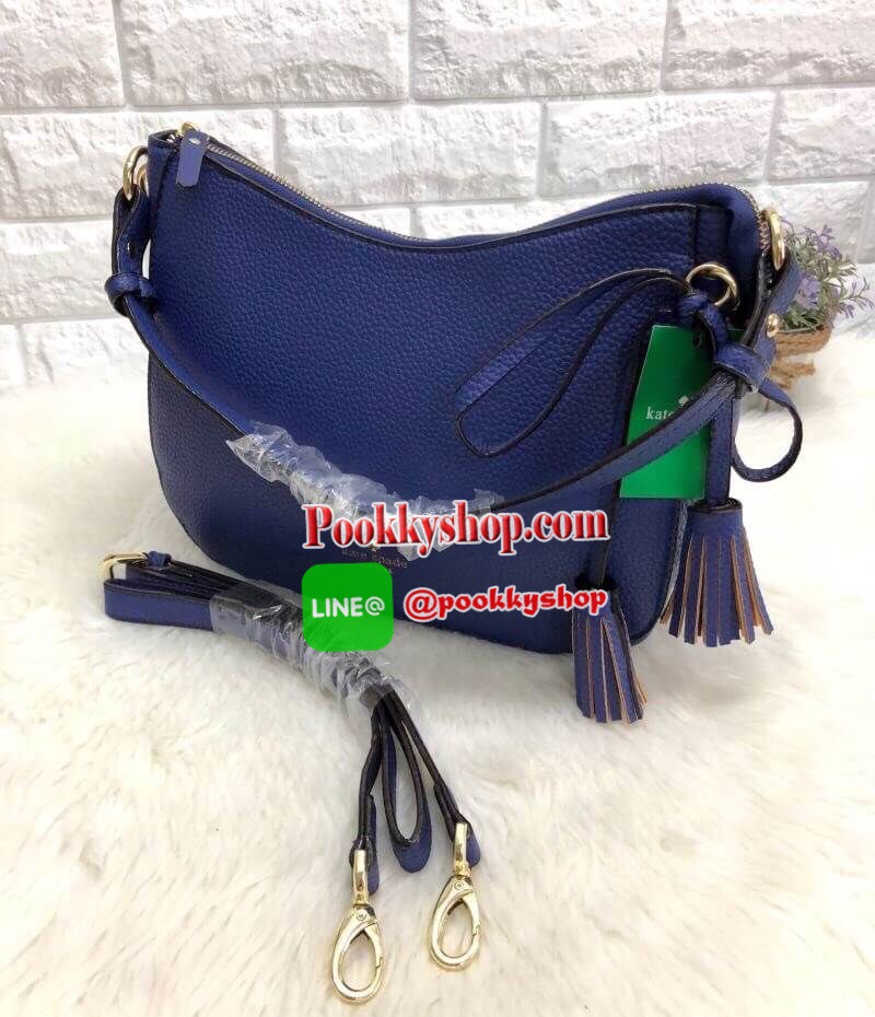 New Kate spade new york shoulderbag พร้อมส่งค่ะ นานๆจะมีมา!!! กระเป๋าสะพายไหล่หรือสะพายข้างได้ วัสดุหนังลายลิ้นจี่ ลายหนังสวย นิ่ม น่าใช้มากๆค่ะ ทรงฮิตเลยจ้าา ด้านหน้ามีพวงหนังผูกโบว์ห้อยยาวลงมา ตอกย้ำความสวยมาเพิ่มให้นะคะ เปิดปิดกระเป๋าแบบซิป ภายในโล่ง ใ