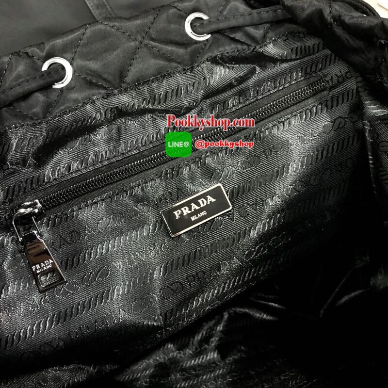 NEW ARRIVAL! PRADA NYLON BACKPACK WITH POCKET พรีเมี่ยมกิ้ฟจากเคาน์เตอร์แบรนด์รุ่น Limited วัสดุ Nylon เนื้อหนาลายตารางคุณภาพดีตามแบบฉบับของแบรนด์ ด้านหน้ามีโลโก้แบรนด์อะไหล่เงินมี Pocket หน้า2ช่อง หัวซิปและอะไหล่ปั้มแบรนด์ มาพร้อมพวงกุญแจปอมปอมสีดำถอดเเย
