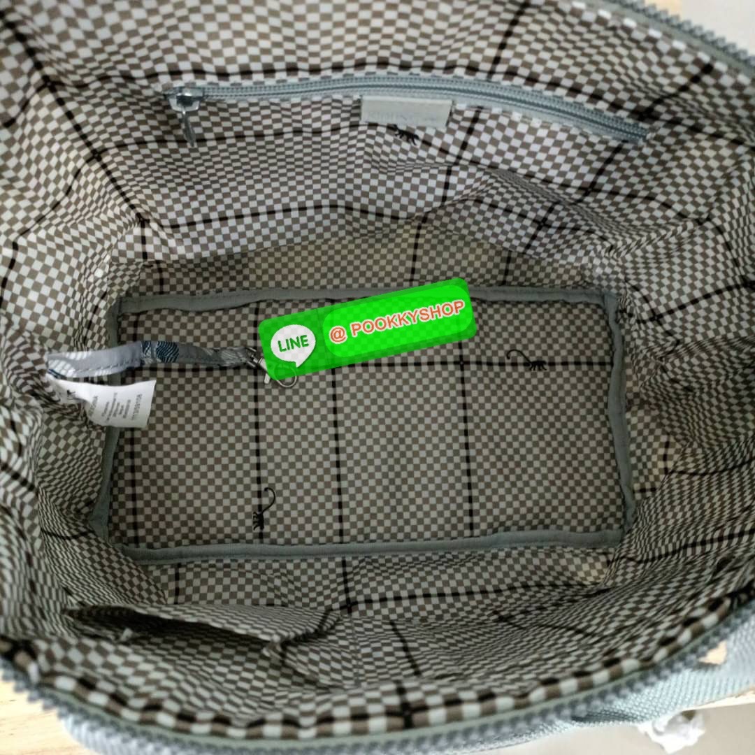 KIPLING Art Medium Tote Bag กระเป๋าเป้สะพายหลัง วัสดุด้านนอก Nylon +polyester กระเป๋ารุ่นฮิตตลอดกาล จาก kipling ลายใหม่ -ด้านหน้ามีช่องแยกใส่ของใช้เล็กๆน้อย 2 ช่อง -ช่องหลักโล่ง กว้าง จุของได้เยอะมาก พร้อมสายคล้องพวงกุญแจและช่องซิปแยกด้านข้างผนังกระเป๋า -