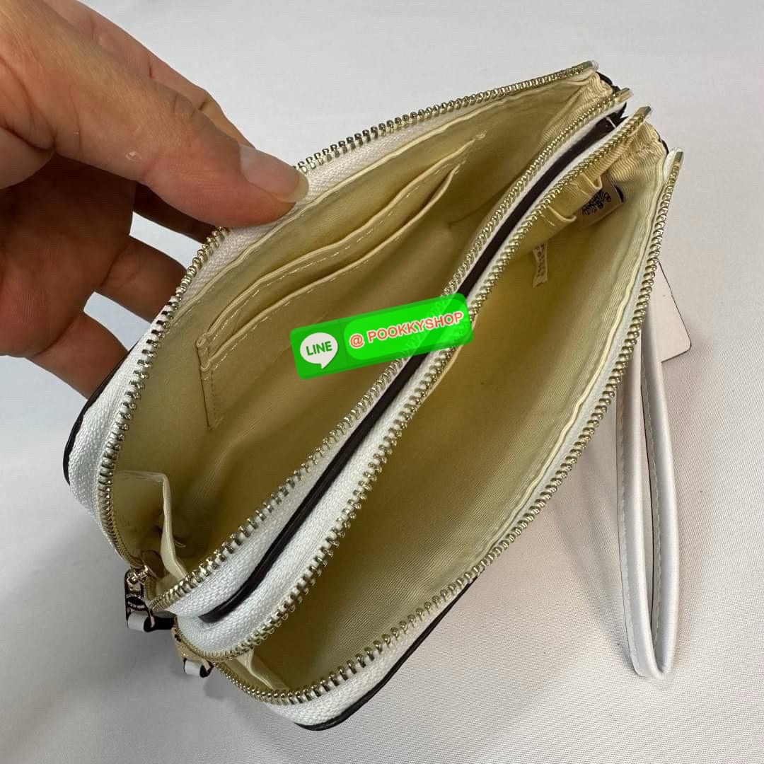 กระเป๋าคล้องมือ COACH 87591 DOUBLE CORNER ZIP WRISTLET IN SIGNATURE CANVAS (COACH 87591 ） กระเป๋าคล้องมือ2เซิปใหญ่ ลายCหนังและ ด้านในเป็นผ้า แบ่งเป็นช่องเล็กๆใส่เหรียญใส่แบงค์ใส่บัตร แล้วแต่จะใส่มีหลายช่อง ใส่โทรศัพท์ได้ทุกรุ่นพร้อมสายคล้องมือ