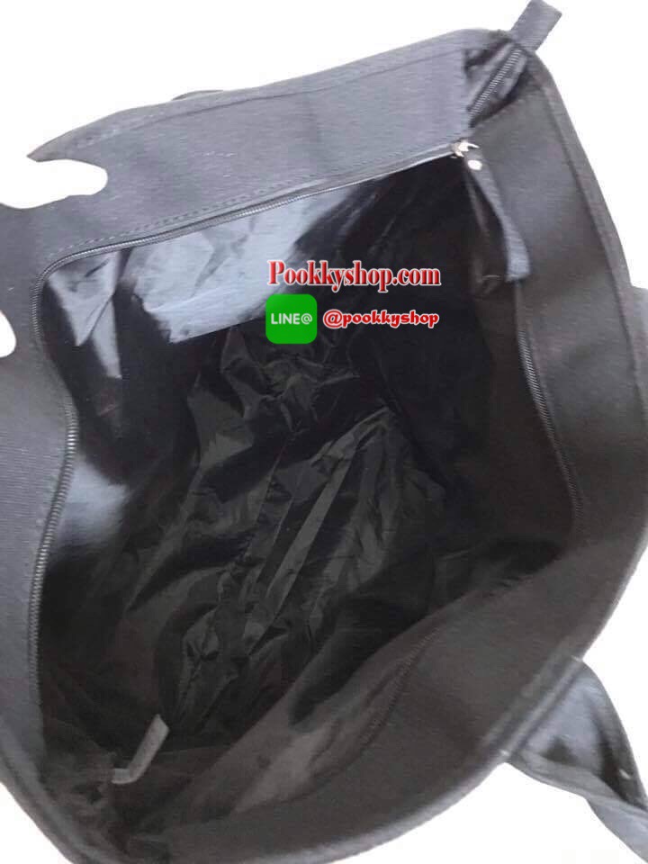 Victoria's Secret Limited Edition 2015 black friday sequin tote รุ่นหายากมาแล้ววค่ะ เป็นกระเป๋าที่ด้านหน้าเป็นเกล็ดลูกปัดวิ้งเรียงสลับสี ตัดกันอย่างสวยงาม เปิดปิดด้วยซิป ภายในกว้าง จุของเยอะ ใส่เสื้อผ้า อุปกรณ์สำหรับไปเล่นฟิตเนส หรือ เอกสาร โน้ตบุค ใ