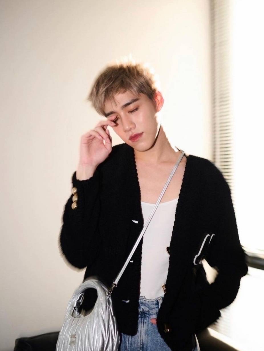(N)(E)(W) MIU MIU ทรงนี้ฮิตมาก ดาราเซเลปใช้กันเยอะมาก ทรงสวยงานตัดเย็บอย่างดี มีสายสะพายยาว ใส่โทรศัพท์ได้สบายๆ เหลือที่ใส่ของอีกเยอะ มาพร้อมส่ง 4 สี สวยทุกสี