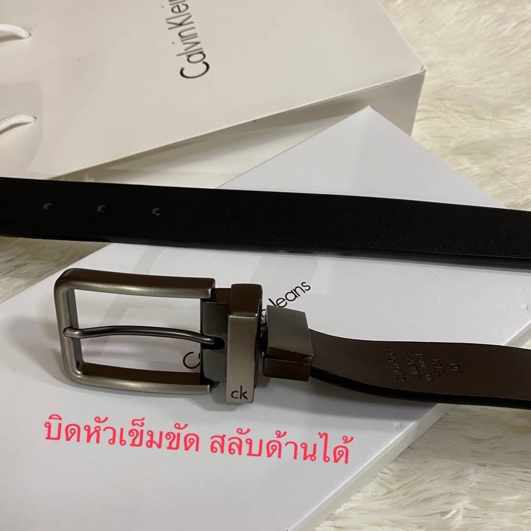 Calvin Klein Leather Belt & Wallet Set Setกระเป๋าสตางค์+เข็มขัด กระเป๋าสตางค์ด้านหน้าตกแต่งด้วยโลหะโลโก้แบรนด์ มีช่องใส่บัตร ช่องใส่ธนบัตร 2 ช่อง เข็มขัดหนังแท้ปั๊มแบรนด์ สามารถสลับใช้ได้ทั้ง 2 ด้าน เข็มขัดปรับระดับได้ 5 ระดับ มาพร้อมที่เจาะรูจ้า
