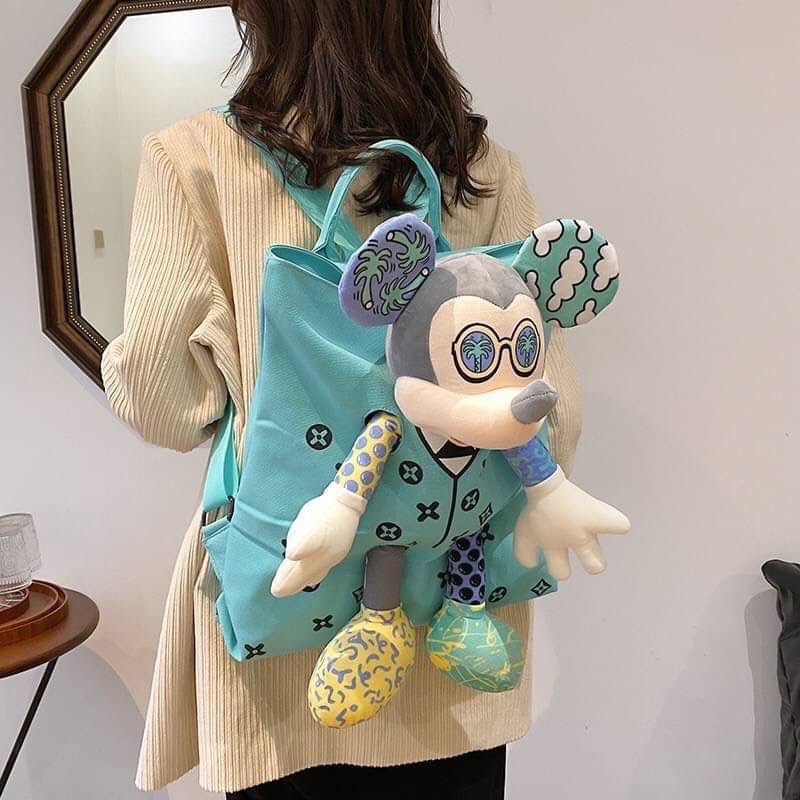 พร้อมส่ง เป้ตุ๊กตา LV รุ่นนี้จะเพิ่มสีสัน งานสวยน่ารักมากค่ะ ผ้าหนาดีมาก ช่องเก็บของใหญ่มาก ด้านใน มีหลายช่อง ด้านหลังมีช่องซิปเก็บของสำคัญ เก๋ไก๋ไม่เหมือนใคร ตรงปกไม่จกตาแน่นอนจ้า