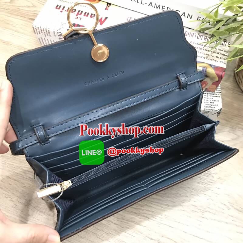 Don't Miss! CHARLES&KEITH WALLET กระเป๋าคลัชรุ่นใหม่ล่าสุดแบบชนช็อปเปิดปิดด้วยฝาปิดกำมะหยี่กระดุมแม่เหล็กประดับพู่หนังดูมีดีเทล ด้านหน้ามีโลโก้แบรนด์ ภายในมีทั้งช่องซิปและช่องใส่บัตรหลายช่องสามารถใส่ธนบัตร มือถือ เหรียญและบัตรได้เยอะ ด้านหลังมีอีก1ช่
