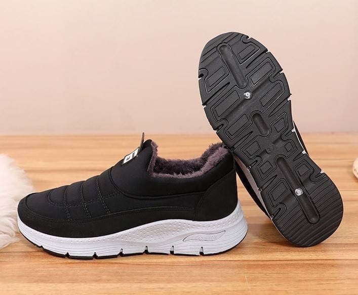 ลมหนาวมาแล้วว ของมันต้องมี!! Item อุ่นสบายถนอมเท้า รองเท้าสลิปออน วัสดุ pu ผสมเนื้อผ้าไมโครไฟเบอร์บุฟูกนุ่ม พื้น 1.5" แต่งโลโก้หน้าเพิ่มความโดดเด่น ภายในรองเท้าบุขนนุ่มมากก พื้นรองเท้าเป็นยางพารายึดเกาะดีเยี่ยมเดินไม่ลื่น ดีไซน์เรียบๆสบายตาทรง SPORT