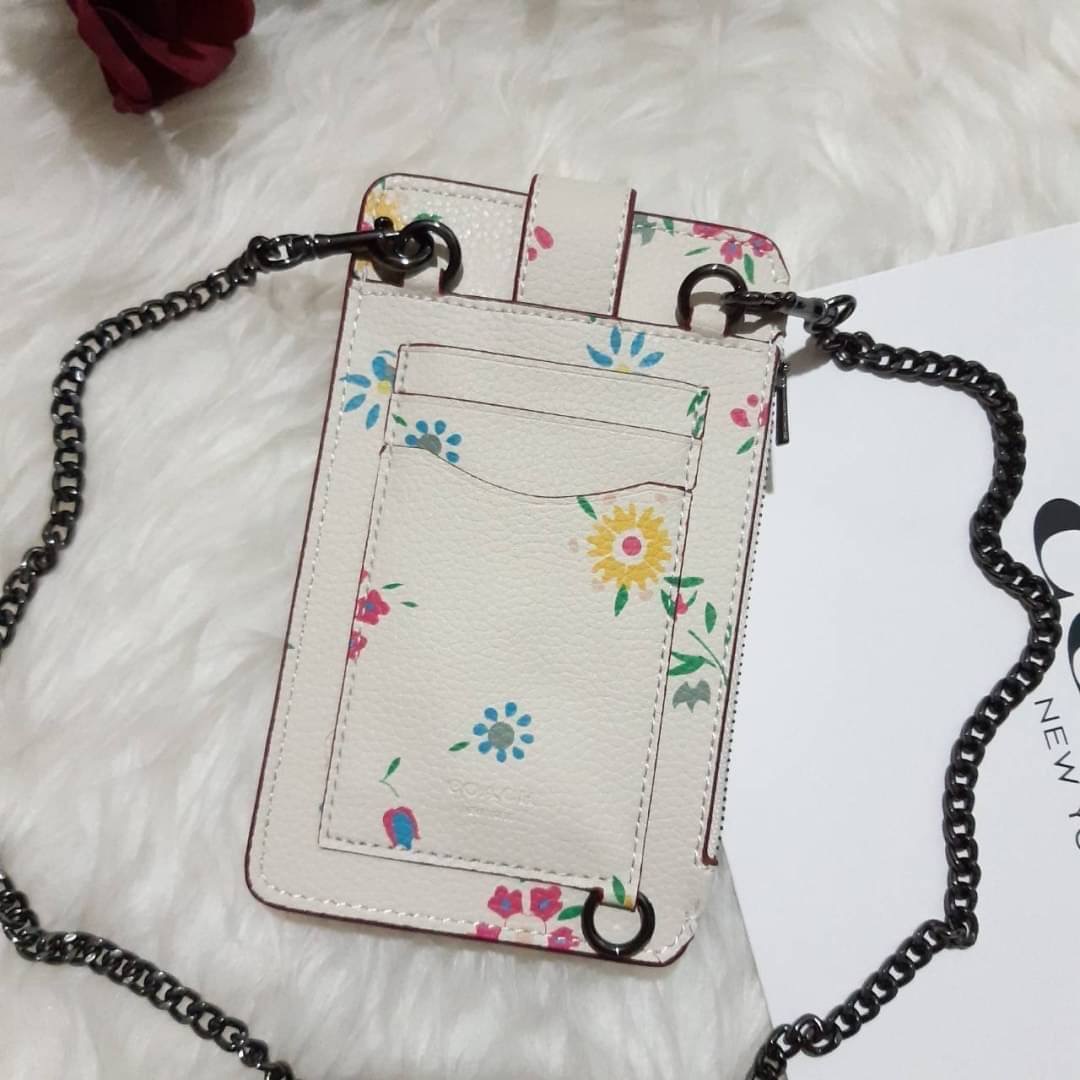 COACH 825 TURNLOCK CHAIN PHONE CROSSBODY IN BLOCKED SIGNATURE CANVAS ฮอตและปังกว่านี้ไม่มีแล้ว!! กระเป๋าเอนกประสงค์ สำหรับใส่โทรศัพท์ ใส่บัตรได้ มีช่องซิปแยกให้ด้วย ขนาดพกพาดีงาม!! 💕 ใส่โทรศัพท์ได้ทุกรุ่นน้า สายสะพายยาวประมาณ 23" (วัดจากไหล่)