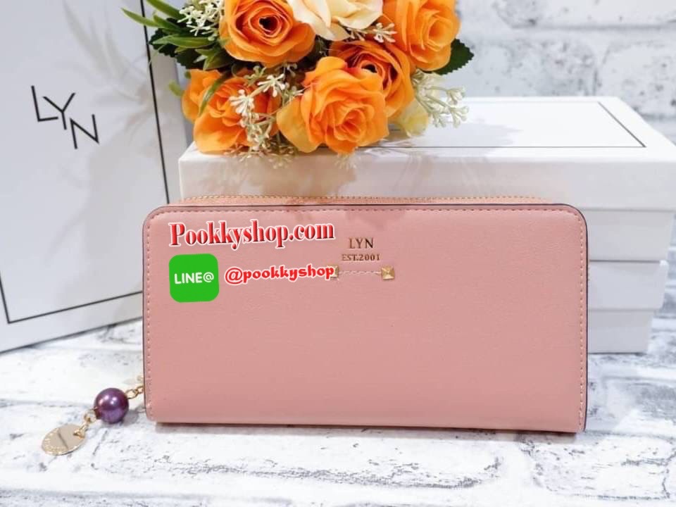 Lyn กระเป๋าสตางค์ใบยาว ด้านหน้าปั๊มโลโก้แบรนด์ แต่งโลหะทอง ด้านในมีช่องใส่บัตรเยอะมาก และมีช่องซิบ ตัวจับซิบแต่งไข่มุกเม็ดโตๆห้อยป้ายโลหะปั๊มโลโก้แบรนด์ด้วยสวยมากเกินหน้ามากค้าาา