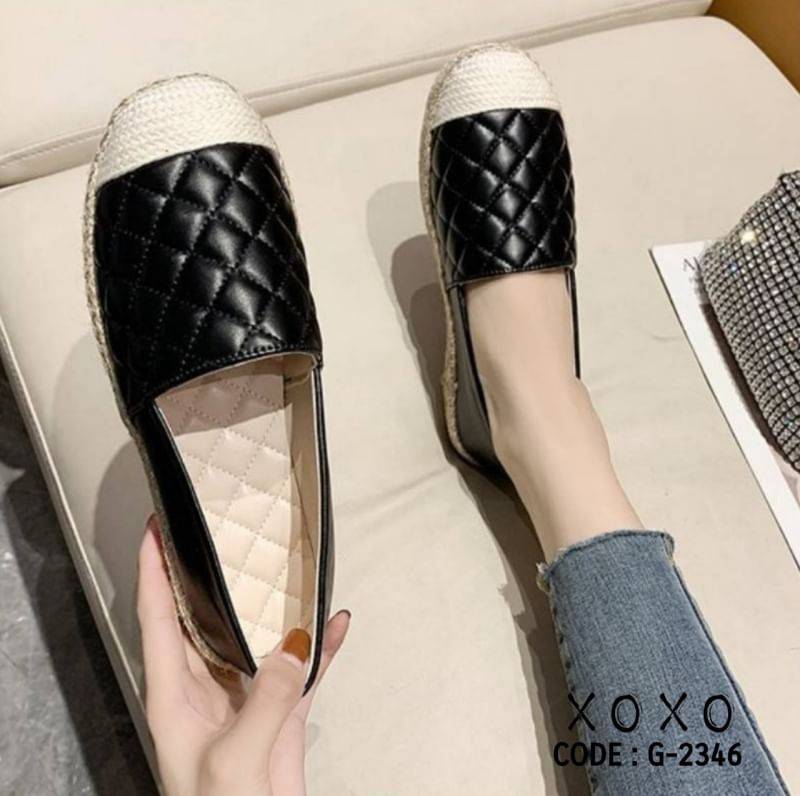 สินค้าพร้อมส่ง คัชชูสวม คู่นี้ นุ่มมากคะ แอดมินแนะนำเลย ใส่สบายหน้ากว้าง ด้านในรองนวมบุเย็บมา ใส่แมทส์ชุดง่าย ใส่ได้หลายโอกาส น้ำหนักเบา รอบๆแต่งรอบปอสาน สวยเก๋มาก