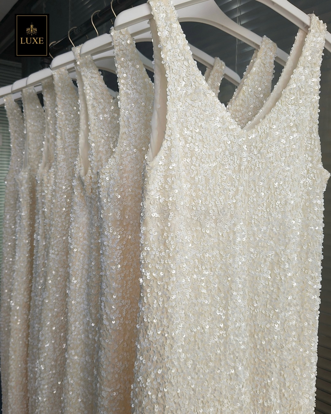 เดรสแฟชั่น เดรสเสื้อคอวีแขนกุด ทรงเข้ารูป