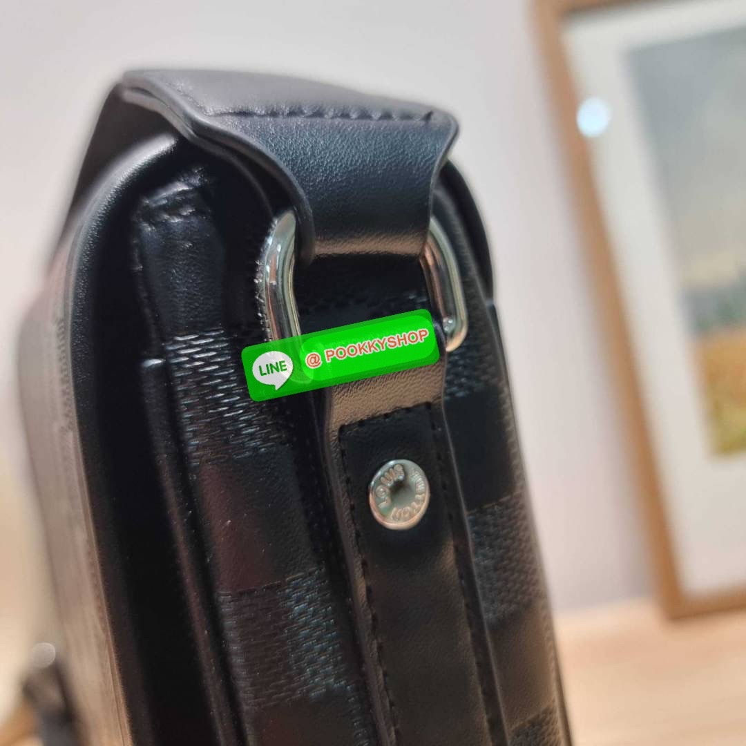 LV bass macassar monogram bag ของใหม่จัดให้หนุ่มๆ จากเคาน์เตอร์ dutyfree กับกระเป๋าสะพายทรงแมสเซ็นเจอร์ ไซส์กำลังดี เหมาะกับหนุ่มๆที่รักความคล่องตัว วัสดุหนังแท้ปั๊มลายเต็มใบ ดีไซน์คลาสสิค เปิด-ปิดด้วยกระดุมแม่เหล็ก ภายในโล่ง ใส่โทรศัพท์ได้ทุกรุ่น ใส่กระเ