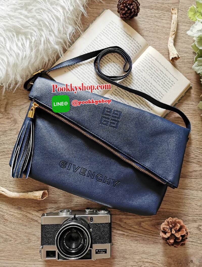 Best Seller!! Givenchy Parfums Black Leather Clutch (Premium From Counter Brand) กระเป๋าสะพายหนังนิ่มเรียบ Polyester100% สีดำเเบบสวยดูดีคลาสสิคไม่มีเอ้าท์ เปิดปิดด้วยซิป อะไหล่ทอง หัวซิปประดับพู่ ด้านหน้าปั้มโลโก้ GV ตัวใหญ่ ภายในมีช่องเล็กใส่ ipad กระเป๋
