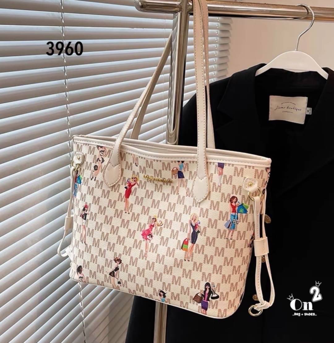 NEW-IN 🤎 Tote bag ทรงนี้จุได้เยอะมากๆค่า ใส่ I Pedได้นะคะ มาใหม่ ลายนี้หรู ดูแพงค่ะ แนะนำสุดๆค้า จุได้เยอะ