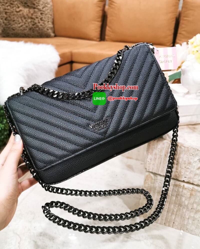 ReStock BEST SELLER! VICTORIA'S SECRET Quilted Chain Crossbody Sling Bag กระเป๋าสะพายรุ่นใหม่ล่าสุดจาก Victoria's Secret วัสดุหนังแกะสังเคราะห์ชึ้นลายริ้วหนังสวยอยู่ทรงไม่ย้วยดีไซน์สุดหรูคุณหนูไฮโซ เปิดปิดด้วยฝาปิดกระดุมแม่เหล็ก ภายในมีโลโก้และช