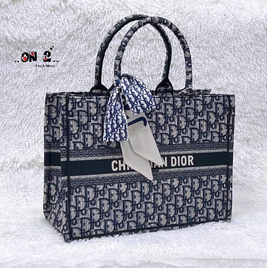Dior Christian dior book tote งานสวยงานฮอต เป็นทรงที่ใช้ได้เรื่อยๆค่ะ รุ่นนี้ฮิตตลอดกาลสาวๆควรมีติดไว้ งานสวยขนาดกำลังดีใส่ได้เยอะจุใจ