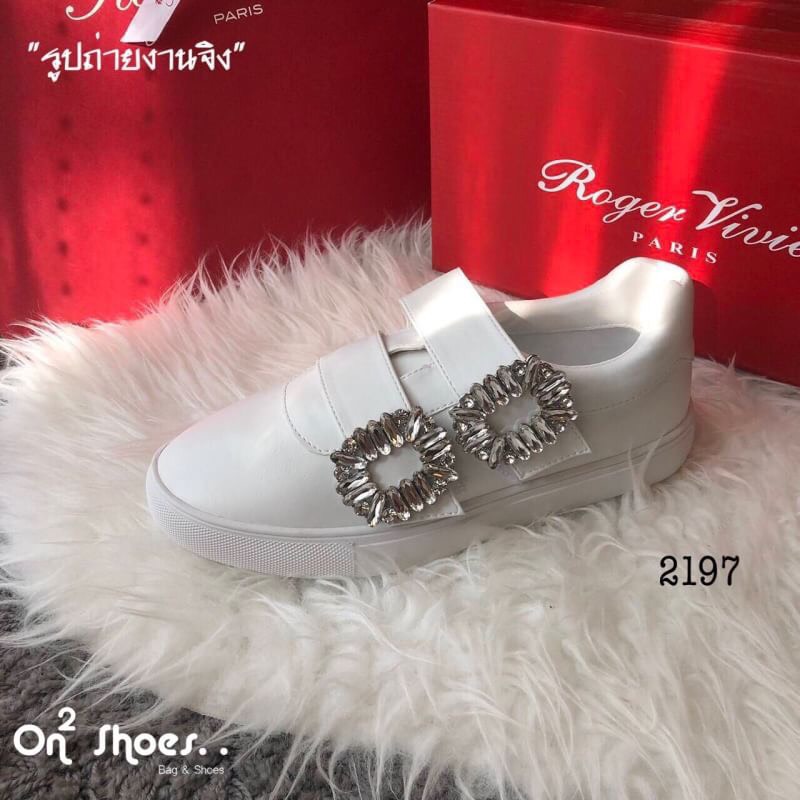 Roger vivier viv shoes รุ่นนี้ Sneaky Viv’ Double Strass Buckle นับเป็นรุ่นยอดนิยมอีกรุ่น จะแตกต่างตรงที่มีบัคเคิล คริสตัล สองอัน แต่ยังคงความคลาสสิก เรียบหรูดูดี หากเป็นคุณที่หยิบมาใส่ก็ทำให้คอมพลีทลุคในวันสบายๆ ได้อย่างดีเลย มีความพิเศษตรงที่เพิ่มบัคเคิ