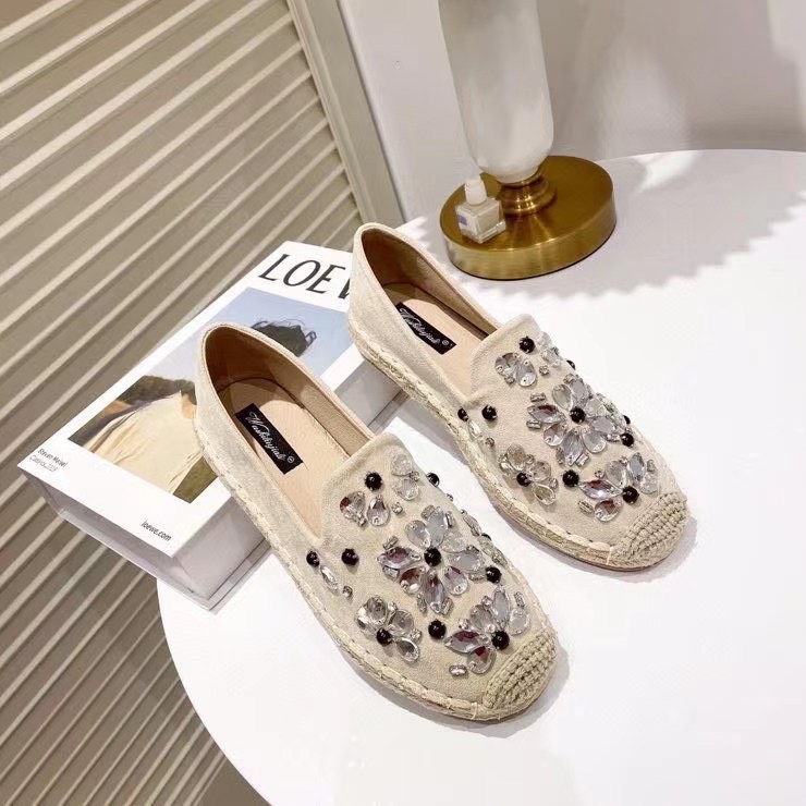 งานใหม่ พร้อมส่งค่า slip on shoes งานสวยๆพร้อมเสิร์ฟจ้า ตัวนี้ห้ามพลาด รองเท้าslip on งานปักเพชรเวอร์วัง งานสวย ทรงสวย แมตช์กับกางเกง👖หรือกระโปรง👗ก็ได้ค่ะ ใส่สบาย แม่ค้าคอนเฟริม ห้ามพลาดเลยจ้าตัวนี้แนะนำ อย่าช้ารีบเลย