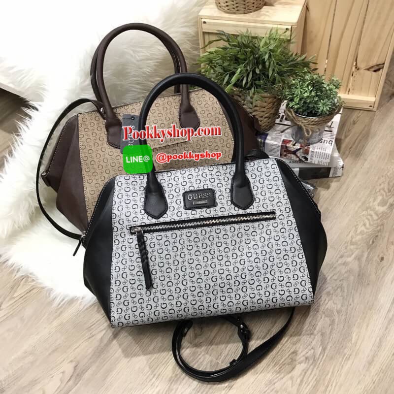 GUESS SAFFIANO HANDBAG กระเป๋าถือหรือสะพายรุ่นแนะนำจาก GUESS หนังปั้มลาย GUESS สวยหรูอยู่ทรงสไตล์ PRADA ใบใหญ่จุสุดๆ ด้านหน้ามีโลโก้แบร์น เปิดปิดด้วยซิปสะดวกใช้ ภายในมีโลโก้ ช่องซิป ช่องใส่มือถือ หูจับแข็งแรงสะพายไหล่ได้มาพร้อมสายสะพายยาวถอดปรับได้ ตัวจริ