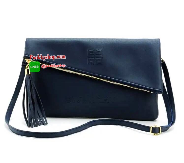 Best Seller!! Givenchy Parfums Black Leather Clutch (Premium From Counter Brand) กระเป๋าสะพายหนังนิ่มเรียบ Polyester100% สีดำเเบบสวยดูดีคลาสสิคไม่มีเอ้าท์ เปิดปิดด้วยซิป อะไหล่ทอง หัวซิปประดับพู่ ด้านหน้าปั้มโลโก้ GV ตัวใหญ่ ภายในมีช่องเล็กใส่ ipad กระเป๋