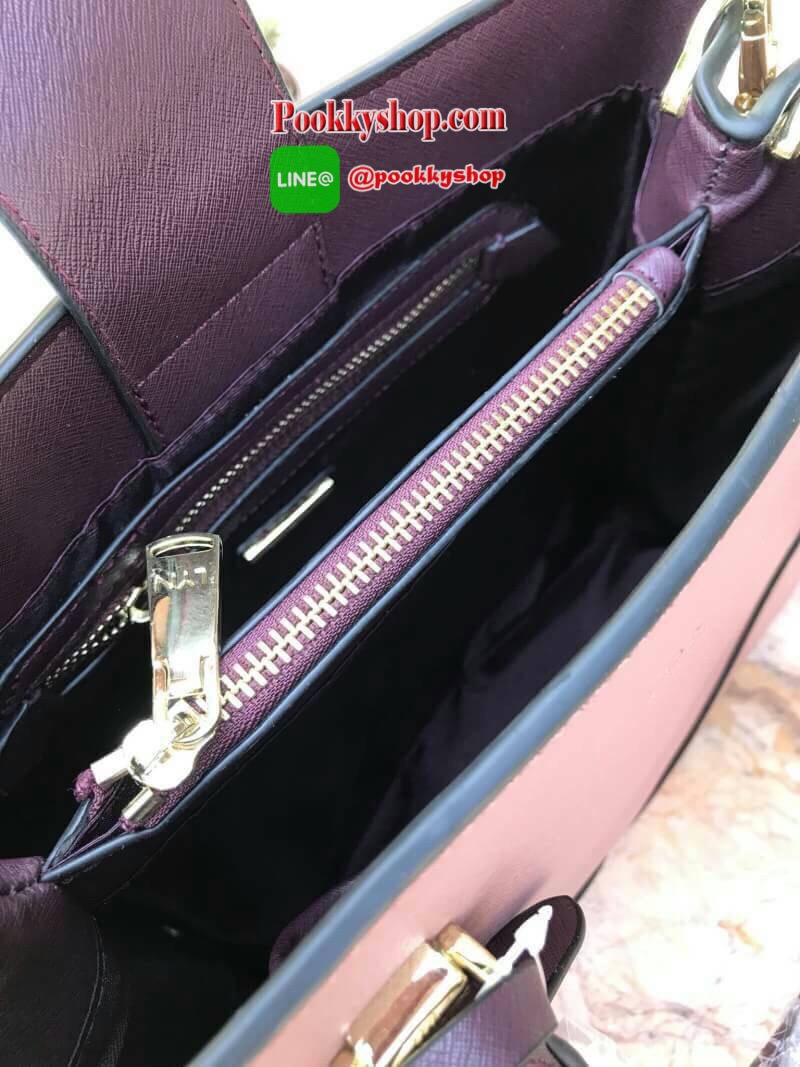 ถุงผ้าแบรนด์/ป้ายบาร์โค้ต) รีออเดอร์รุ่นขายดี!! LYN AMOUR M BAG กระเป๋าถือหรือสะพายรุ่นใหม่ล่าสุด!!! วัสดุลายหนังsaffianoเย็บแต่งลายทะแยงให้กระเป๋าดูมีทรง ด้านหน้าประดับTagโลหะปั้มโลโก้คล้องหนัง ถอดออกได้ ภายในกระเป๋าแบ่งเป็นสองช่องใหญ่ อีกหนึ่งช่องซิปคั่