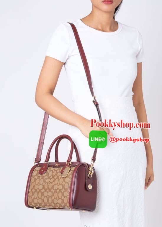 COACH IVIE BENNETT SATCHEL IN SIGNATURE JACQUARD BAG ✔️วัสดุผ้าJACQUARD +pvc ✔️ป้ายห้อยเป็นโลหะแบรนด์ ✔️เปิดปิดกระเป๋าแบบซิป ภายในใส่กระเป๋าสตางค์ใบยาวได้ ของอื่นๆจุค่ะรุ่นนี้ ✔️สายสะพายถอดออกได้ เลื่อนปรับระดับได้นะคะ