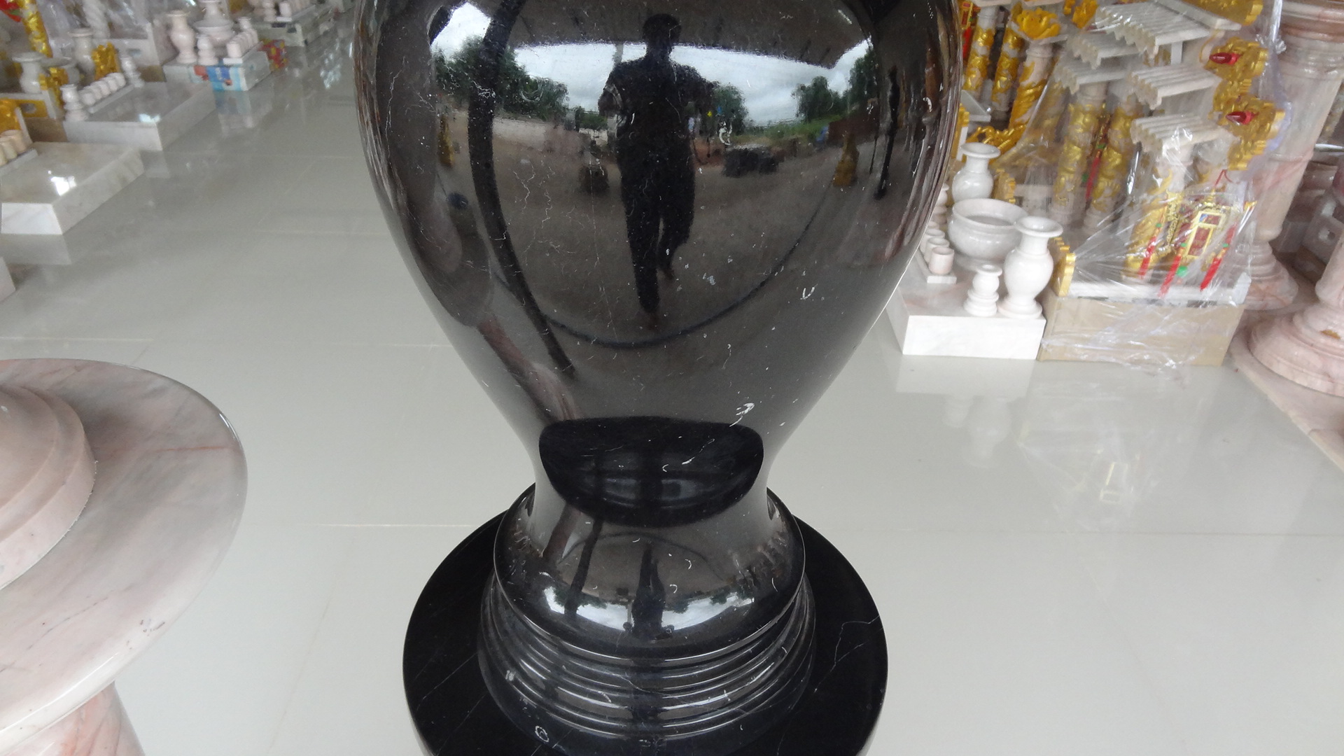 แจกันหินอ่อน สีดำเข้ม ขนาดสูง 60 เซนติเมตร กว้าง 20 เซนติเมตร