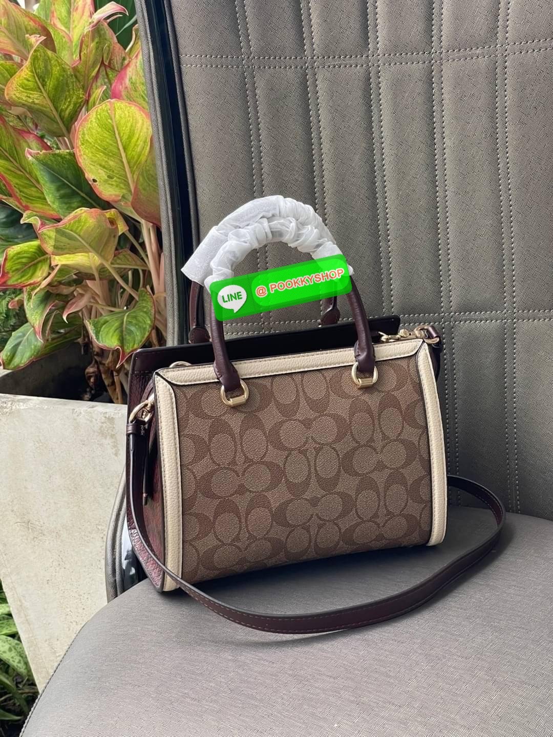 Coach Grace Carryall In Signature Canvas กระเป๋ารูปทรงสี่เหลี่ยมสุดคลาสสิก เป็นกระเป๋าอเนกประสงค์ที่สามารถใช้ได้แทบทุกโอกาส ไม่ว่าจะไปเรียน, ไปทำงาน, ไปเที่ยว หรือแม้แต่ไปชอปปิง ด้วยขนาดที่กำลังดี ไม่ใหญ่เทอะทะ แต่ก็ไม่เล็กจนเกินไป มาพร้อมหูหิ้วทั้งด้านบน