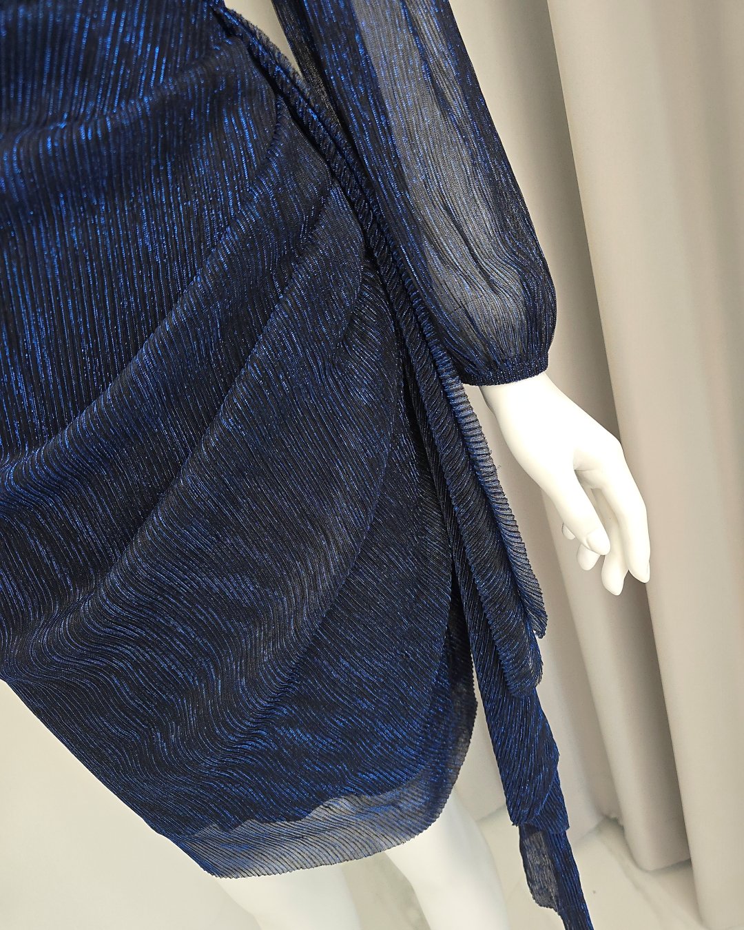 เดรสแฟชั่น เดรสเสื้อคอป้ายแขนยาว กระโปรงสั้นทรงสอบ