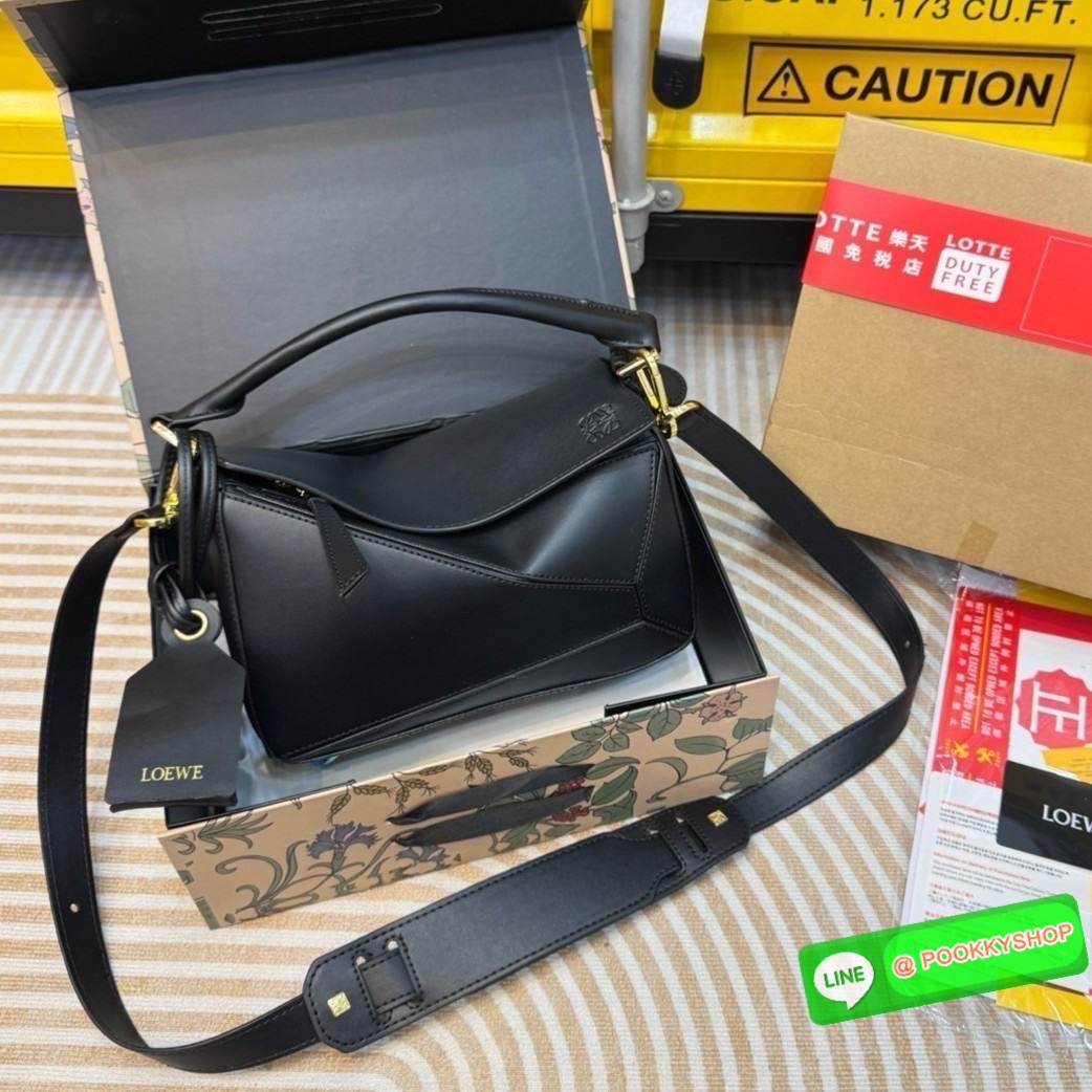 Loewe Puzzle bag กระเป๋าสะพายข้างทรงกล่อง สุดยอดแบรนด์ที่ดีไซน์เป็นเอกลักษณ์ โดดเด่น สวยหรู สไตล์พัซเซิลคลาสสิค เปิดใช้งานด้วยซิป ที่ภายในโล่ง ใส่ของสำคัญจุกจิกได้ มาพร้อมสายสะพาย และหูหิ้วในตัว ที่สลับเปลี่ยนใช้งานให้เหมาะได้ในแต่ละวัน สาวๆห้ามพลาดใบนี้เ