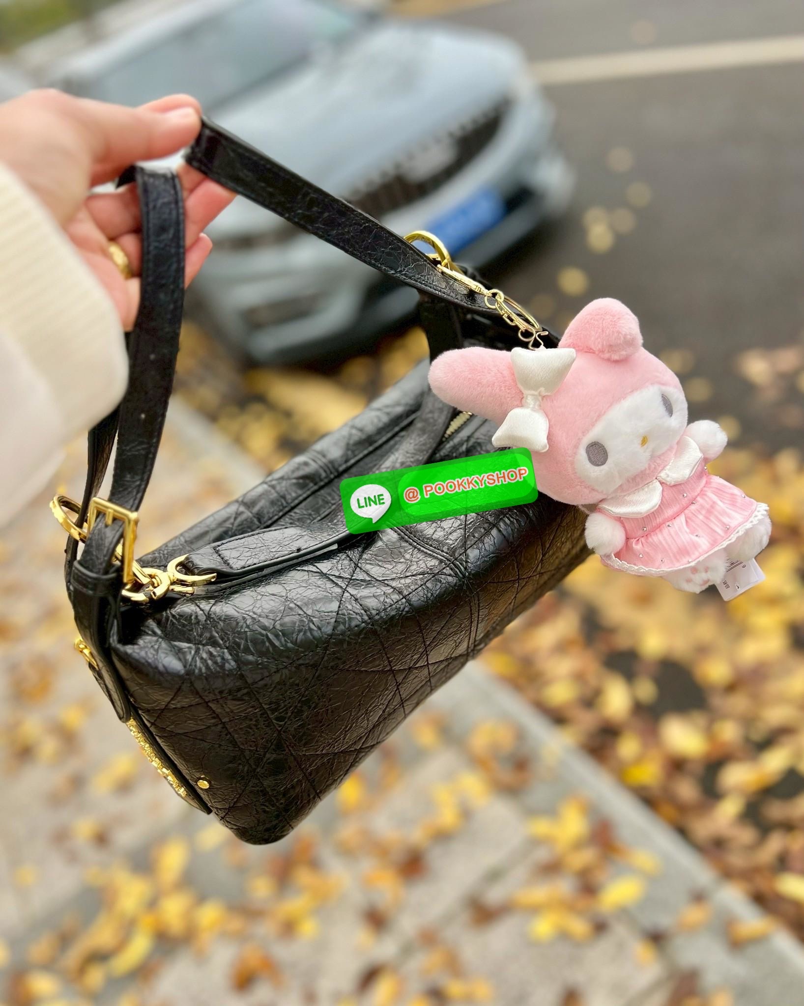 📸New Arrival!🎉 ล่าสุดรุ่นเดียวกับที่Jisoo ใช้เลยค่าา👏 Christian Dior D-journey bag #สวยจริงไม่จกตาค่า‼️ 📌มาพร้อมน้อง My melody แท้ราคา 490฿Free! 📣พร้อมส่ง! จำนวนจำกัด ผลิตออกมาน้อยมากๆเลยค่ะ! พร้อมสวยไปกับกระเป๋าดีไ