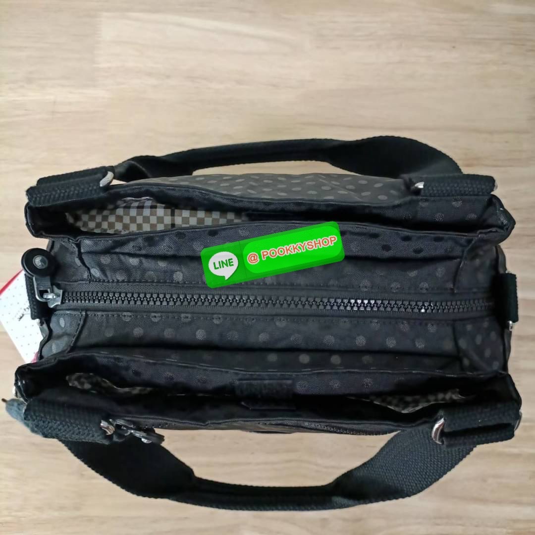 KIPLING ELISE HANDBAG กระเป๋าถือและสะพายไหล่ วัสดุ Nylon +Polyester ขนาดกำลังพอดี จุของได้มาก มีหูจับสองสาย ถือสะดวก น้ำหนักเบา มีช่องซิป ด้านหน้า ช่อง กระเป๋าหลักเปิด-ปิดด้วยซิป มี3 ช่องว่างใส่ของได้จุมากๆ ใส่มือถือได้ กระเป๋าสตางค์ใบยาว และ เครื่องสำอาง