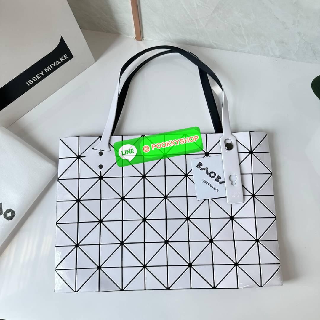 Bao bao Issey Miyake Rock Matte กระเป๋า Bao Bao ซีรีส์นี้จะเป็นทรงสี่เหลี่ยมผืนผ้าและทรงสี่เหลี่ยมจัตุรัส น้ำหนักเบา มีซิปปิดด้านบน ถือเป็นรุ่นที่เหมาะกับการใช้งานในชีวิตประจำวัน สามารถพับมุมและบริเวณด้านล่างของกระเป๋าเพื่อเพิ่มความสะดวกสบายในการใช้งาน ทั
