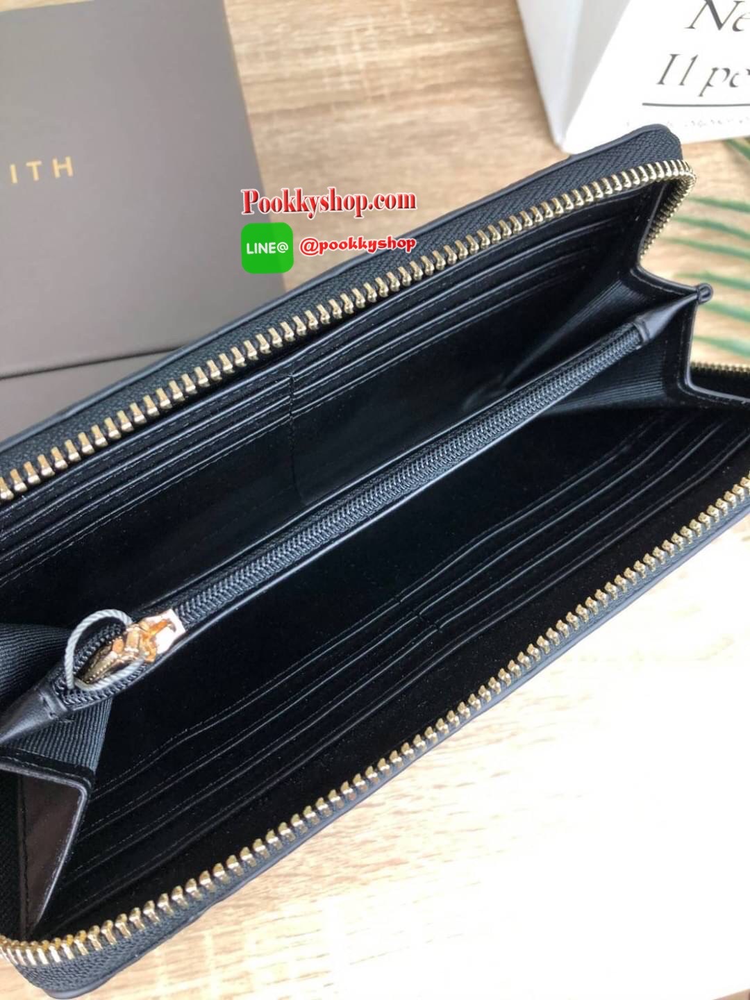 CHARLES & KEITH CROC-EFFECT LONG WALLET กระเป๋าเงินใบยาวซิปรอบ หนังปั๊มลายจรเข้ทั้งใบ ด้านในกระเป๋าแบ่งเป็น 3 ช่องใหญ่ มีช่องซิปใส่เหรียญตรงกลาง จุการ์ด 12 ช่อง สามารถใส่ธนบัตรได้ตามยาวอีก 2 ช่อง ใส่ iPhone plus ได้นะคะ❤️ รุ่นนี้มีแต่สีน่ารักๆเลยค่