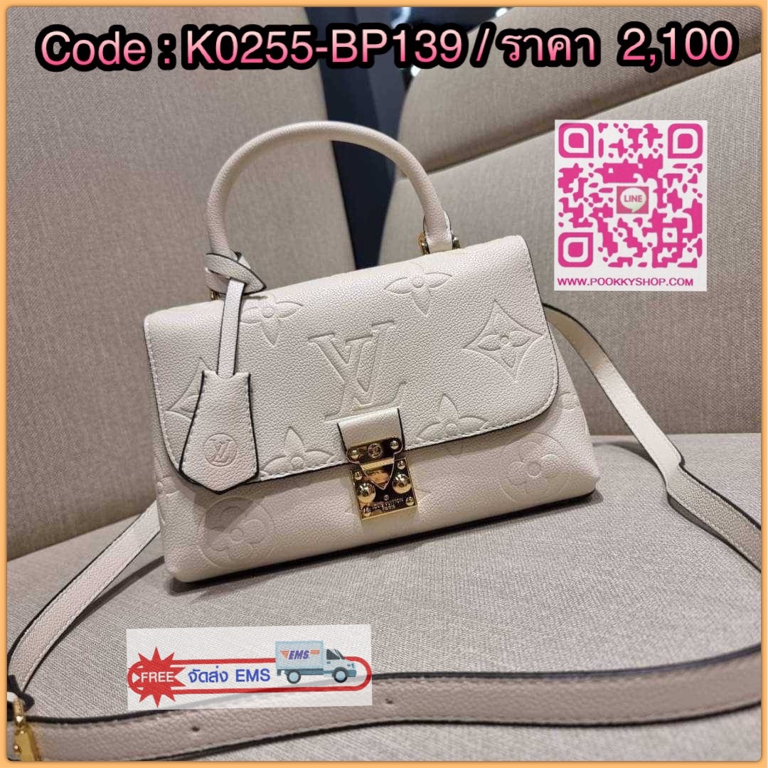 LV MADELEINE BAG ใหม่ล่าสุด อีกหนึ่งรุ่นคลาสสิคหายาก จากเคาน์เตอร์ dutyfree ที่สาวๆรอคอย กระเป๋าถือ/สะพายข้าง ดีไซน์เรียบง่าย แต่เต็มไปด้วยดีเทลความหรู วัสดุหนังวัวปั๊มลายเอกลักษณ์ เปิด‐ปิดด้วยอะไหล่กดล็อคสีทองหรู และมีพวงหนังห้อยพิเศษแถมมาให้ด้วย ภายในแบ