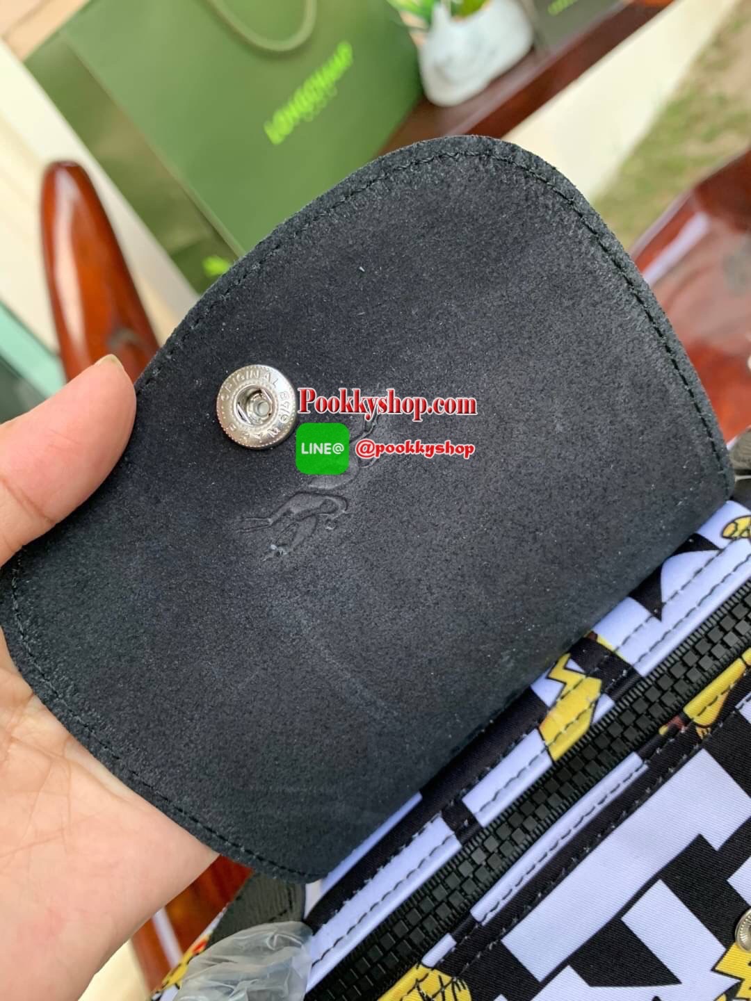 LONGCHAMP X POKÉMON SHOULDER BAG เพราะรู้ว่า &quot;เลอ ปลิยาจ&quot; (Le Pliage) เป็นกระเป๋าไอคอนิคยอดนิยมของคนทุกเพศทุกวัย ไม่ว่าจะเป็นคนธรรมดาหรือเซเล็บ ลองฌอมป์ก็เลยจัดให้ &quot;ปิกาจู&quot; ไปวิ่งเล่นอยู่บนกระเป๋าที่ออกมาเป็นซีรีส์ซะเลย และยังคงความ Le