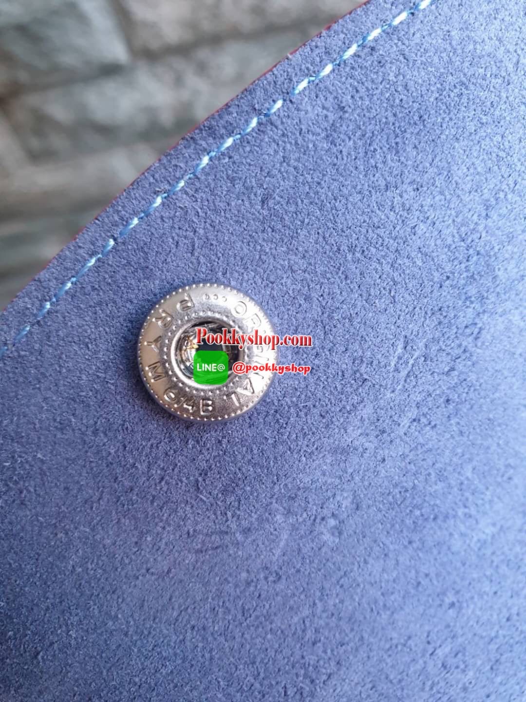 Longchamp Le Pliage Club Tote Bag Size L หูยาว วัสดุเนื้อผ้า Nylon Canvas เคลือบกันนำ้ ตัดด้วยหนังแท้ที่มีน้ำหนักเบา ดีไซน์เรียบง่ายแต่เต็มไปด้วยความคลาสสิก จนเป็นที่ชื่นชอบไปทั่วโลก Longchamp ปรับโฉม LE PLIAGE ด้วยการปักลายรูปม้า-ตราสัญลักษณ์ของแบรนด์บนผ