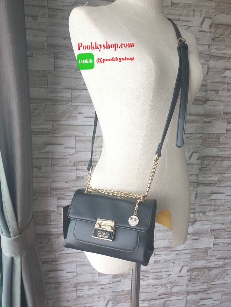 Guess Mini Crossbody Bag กระเป๋าสะพายข้าง Crossbody หนังนิ่มเรียบอยู่ทรง มาพร้อมพวงกุญแจแบรนด์ฝังเพชรสวยหรู ดูแพง พวงกุญแจถอดออกได้ กระเป๋าขนาดกำลังพอดี น่ารัก น่าใช้ค่ะ เปิด-ปิดด้วยกระดุมแป็ก ด้านหน้าติดโลโก้แบรนด์อะไหล่ทอง ภายในโล่ง ซับในผ้าอย่างดี มีช่