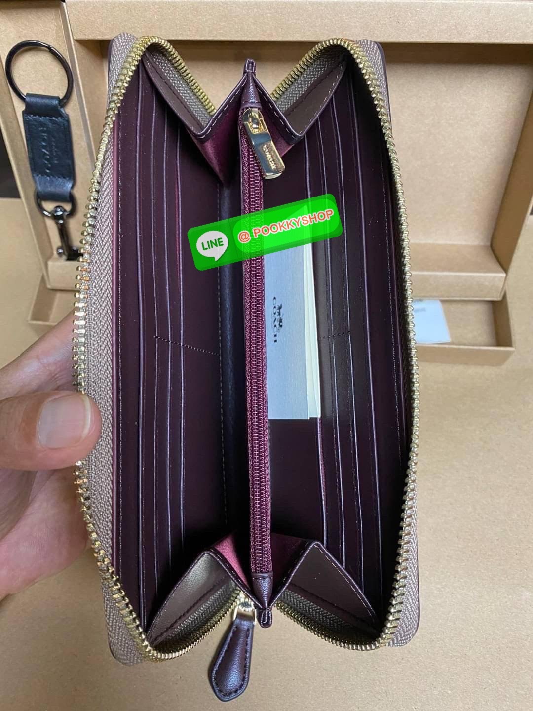 COACH ACCORDION ZIP WALLET IN SIGNATURE CANVAS กระเป๋าสตางค์ใบยาว ซิปรอบ ใช้งานง่าย ด้วยฟังค์ชั้น ด้านใน ใส่บัตรได้จุใจ มีช่องซิปใส่เหรียญตรงกลาง โดนใจหลายๆคนไปเรียบร้อยและคลาสสิค เรียบหรูดูแพงตลอดกาล ยกให้รุ่นนี้เลย