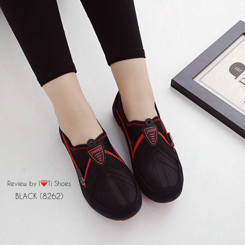 มาเพิ่มแว้วววววจร้า พร้อมส่งเลยจร้าไม่ต้องรอ!!! แบบขายดีเวอร์ มากี่รอบก็ไม่เคยพอ รองเท้าผ้าใบเพื่อสุขภาพ ใส่ง่าย ถอดง่าย ไม่ต้องนั่งผูกเชือก พื้นยางอย่างดี น้ำหนักเบา ใส่นิ้มนิ่ม เดินนุ่มสบาย ใส่ชิวๆ ดีงามฝุดๆ เป็นรุ่นแนะนำเลย ใครที่พลาดรอบที่แล้วอย่ามัวร