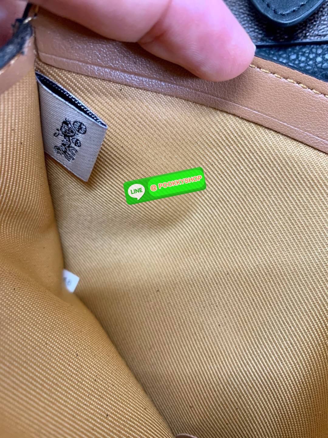 COACHGEORGIE SMALL WALLET IN SIGNATURE ((6791//7250) พร้อมส่ง!! กระเป๋าเงินใบสั้น หนังแท้ชั้นดีค่ะ! 🌈ด้านหน้าสวยหรูด้วยอะไหล่โลโก้แบรนด์ พร้อมเป็นช่องกระดุมสำหรับใส่เหรียญและช่องเสียบบัตรหนึ่งช่องนะคะ