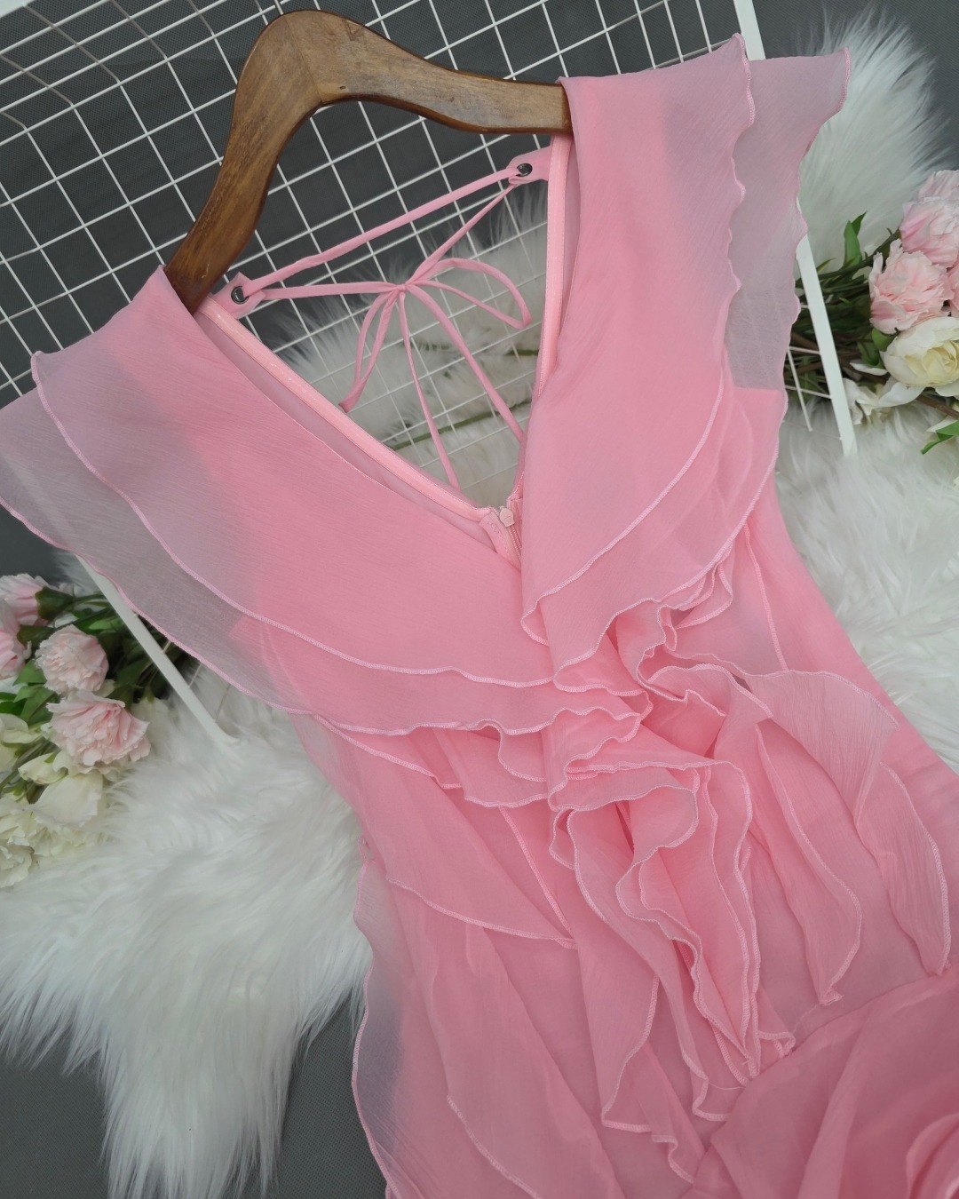 เดรสแฟชั่น เดรสกระโปรงสั้นเสื้อคอวีแขนกุด แต่งระบายคลุมต้นแขนเล็กน้อย มีเชือกผูกหลัง