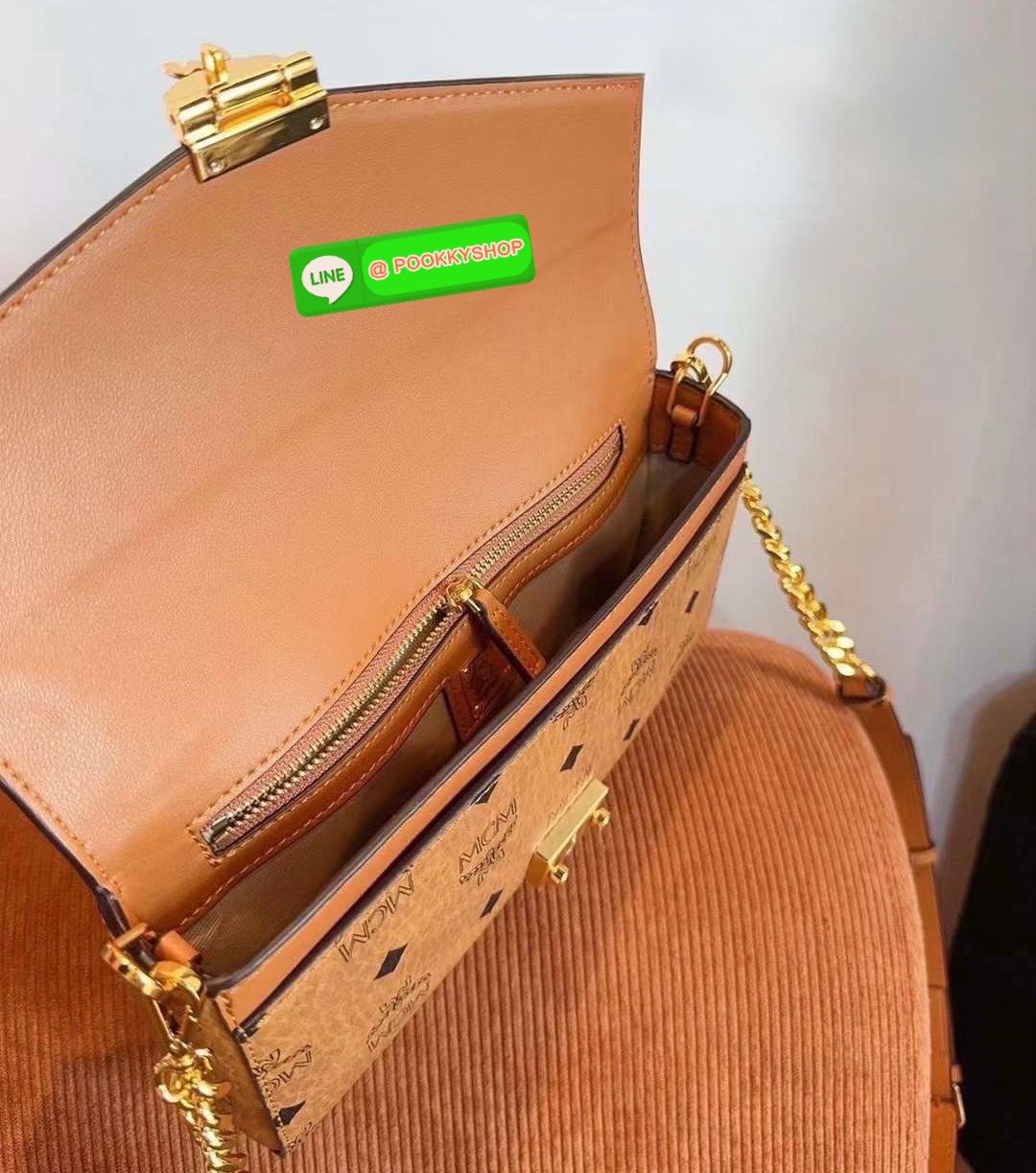 MCM Classic Style Large Chain Bag • กระเป๋าสะพายรุ่น Classic Chain Bag สไตล์หรูเหนือกาลเวลา • วัสดุ Visetos Coated Canvas ลายโมโนแกรมเอกลักษณ์ของ MCM • ฝาปิด Flap Closure พร้อมตัวล็อกโลหะสีทองประทับโลโก้ MCM สวยหรู