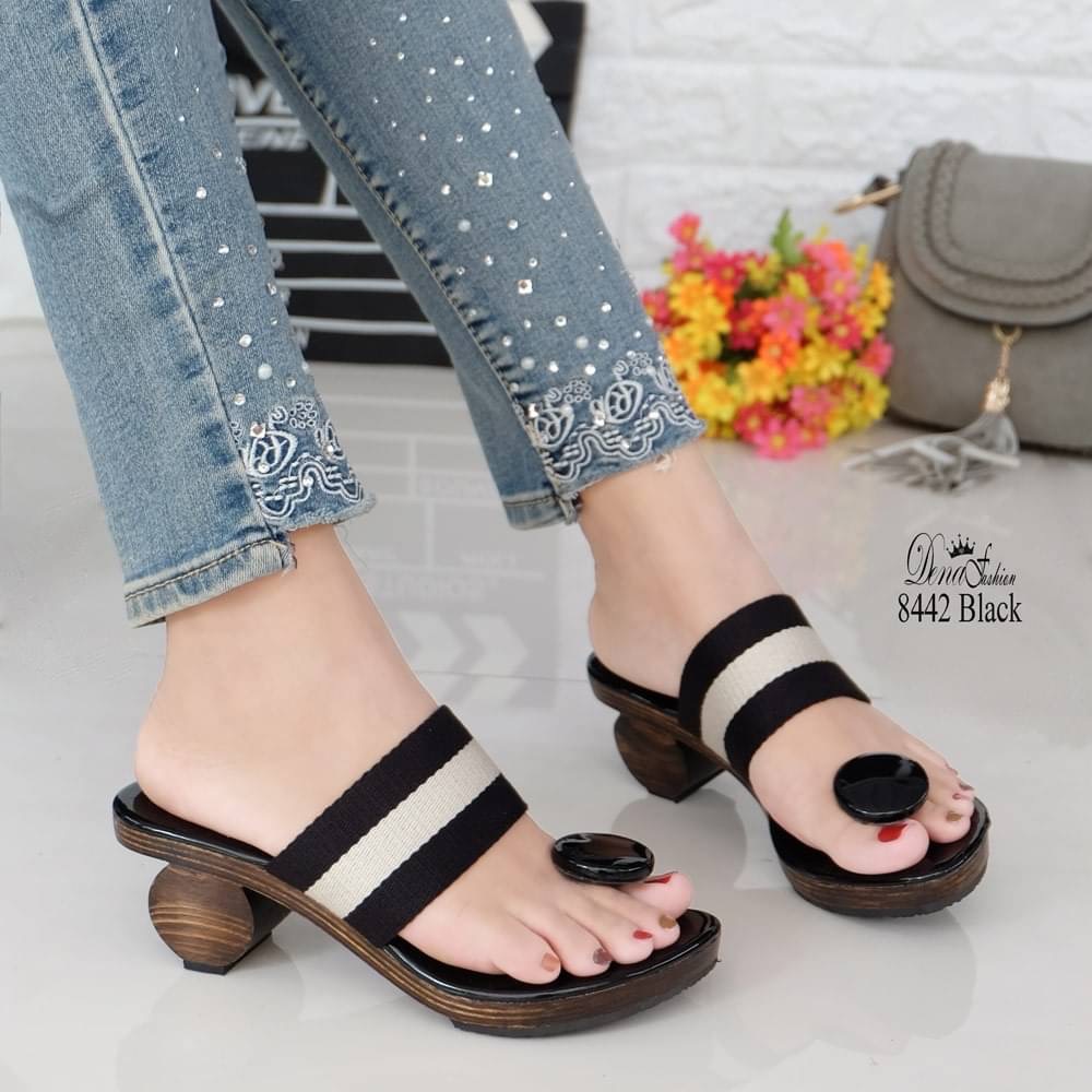 8442 เกี๊ยะกระดุม ขายดีมาก เติมให้อย่างไวจ้า ออเด้อรัวๆ New เกี๊ยะรุ่นใหม่ล่าสุด งานไม้แท้ๆ พื้นหนังแก้วบุรองนวมนุ่มสบายเท้า งานเท่ห์กับหูคีบกระดุม สายคาดเป็นผ้านุ่มไม่บาดเท้า สั่งเถอะใส่ยังก็สวย