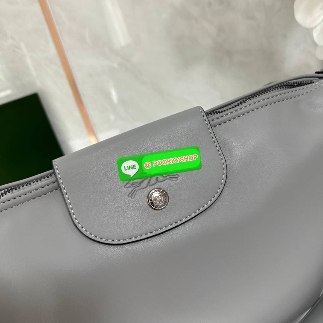 LONGCHAM LE PLIAGE XTRA Hobo bag M กระเป๋าสะพายไหล่ HOBO ออกแบบเพื่อให้ดูเรียบหรูหรา มีความสง่า รูปทรงเก๋ไก๋ วัสดุหนังแกะนิ่มมือ สายสะพายไหล่ปรับระดับได้และถอดออกถือได้ เปิด- ปิด ด้วย ซิป ภายใน ช่องโล่งกว้าง มีช่องซิปแยก ใบใหญ่สามารถใส่ของได้เยอะคะ