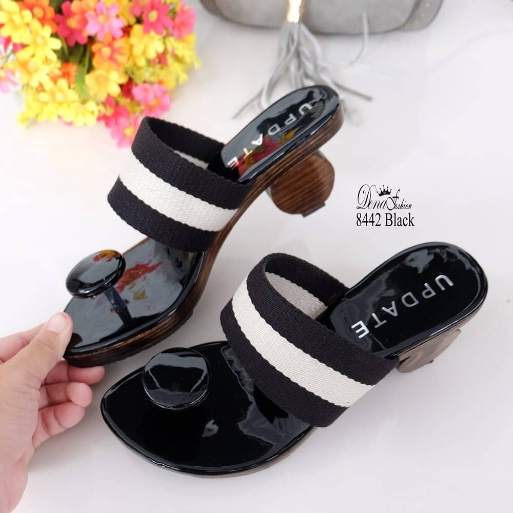 8442 เกี๊ยะกระดุม ขายดีมาก เติมให้อย่างไวจ้า ออเด้อรัวๆ New เกี๊ยะรุ่นใหม่ล่าสุด งานไม้แท้ๆ พื้นหนังแก้วบุรองนวมนุ่มสบายเท้า งานเท่ห์กับหูคีบกระดุม สายคาดเป็นผ้านุ่มไม่บาดเท้า สั่งเถอะใส่ยังก็สวย