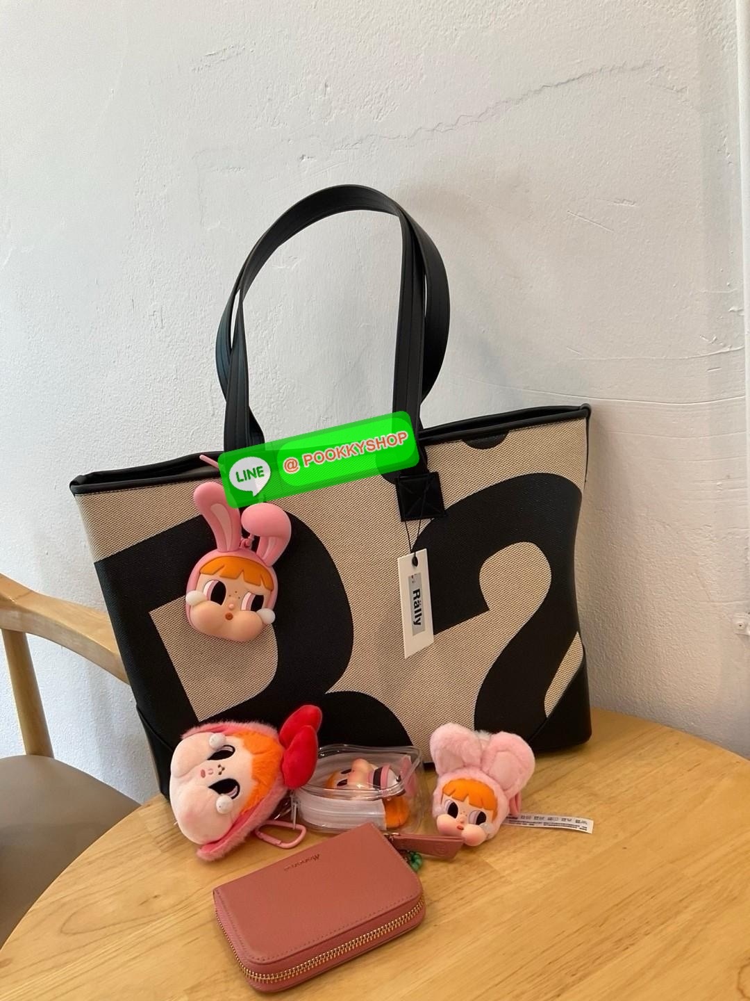 พร้อมส่งแล้ววันนี้!! RALLY TOTE BAG หายากที่สุดในตอนนี้!! ตัวกระเป๋าทำจาก LIGHTWEIGHT DURABLE CANVAS มีน้ำหนักเบา และในส่วนของฐนกระเป๋าและหูกระเป๋าทำจากหนังวีแกน ซึ่งมีความแข็งแรง ทนทาน แถมยังรองรับน้ำหนักได้ดี โดยภายในกระเป๋าจะมีช่องใส่ของขนาดเล็กสำหรับจ