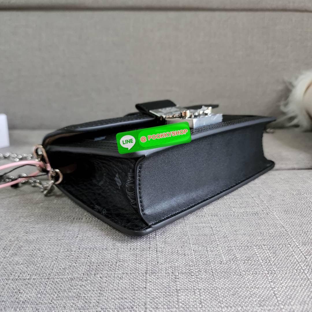 MCM Gretl Cossbody in visetos กระเป๋า Gretl กระทัดรัด ไอเทมใหม่ สุดฮิต ที่สาวๆต้องมีคะ วัสดุหนังแคนวาส ตัดหนังแท้ มาพร้อมสายสะพายโซ่อะไหล่สลับหนัง ข้างช่องโล่งสามารถใส่มือถือ iPhone Pro max ได้เหมาะสำหรับสะพายเที่ยวชิวๆในวันหยุดพักสบายๆ สีน้ำตาลคอนยัคทีแม